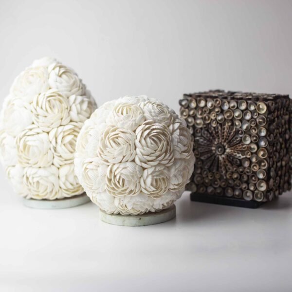 bG9jYWw6Ly9tZWRpYS8xSi82RS82MFIzMEMxRzZXUzM2RTFKLzFkNzVjODcyLmpwZWc.jpg Lámpara Boho «Chocolate Twist Oval» – Conchas de mar reales, 15 cm