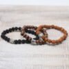 Cuentas de madera oscura y brazalete Buddah