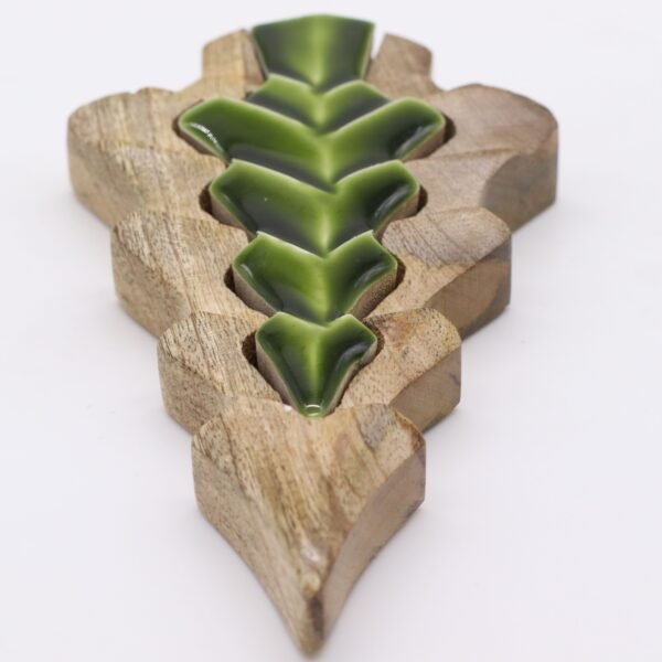 bG9jYWw6Ly9tZWRpYS8xUC9KRC82MFIzMEMxSjYwV0tKRDFQLzBlNDk5ZTQ5LmpwZw.jpg Perdido en el Bosque - Decoración de madera con un pequeño árbol dentro de un árbol - 15x10 cm