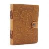 bG9jYWw6Ly9tZWRpYS85UC9BRS82MFIzMEMxSjY0U0tBRTlQL2NiMjQ3MGJhLmpwZw.jpg Cuaderno de cuero con relieve – Patrón floral en tono beige – 17.8×12.7 cm