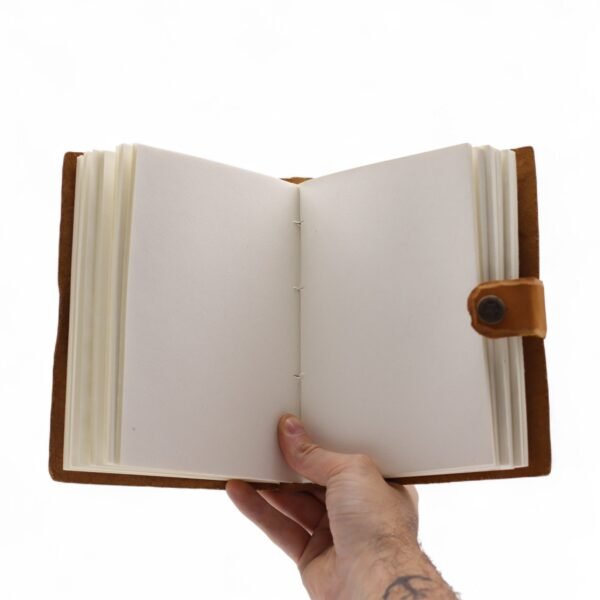 bG9jYWw6Ly9tZWRpYS8xSC9DQy82MFIzMEMxSjY0U0tDQzFILzI4MjAyM2IxLmpwZw.jpg Cuaderno de cuero con relieve – Patrón floral en tono beige – 17.8×12.7 cm