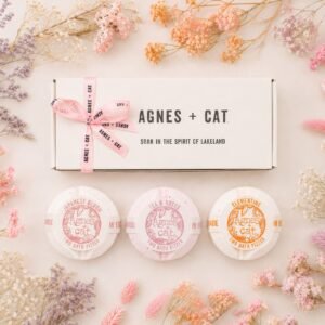 bG9jYWw6Ly9tZWRpYS9ITS9FRC82MFIzMEMxSjZHUzNFREhNLzNhYjA1ZDdkLmpwZw.jpg Conjunto de regalo de bombas de baño floral y cítricas de Agnes + Cat