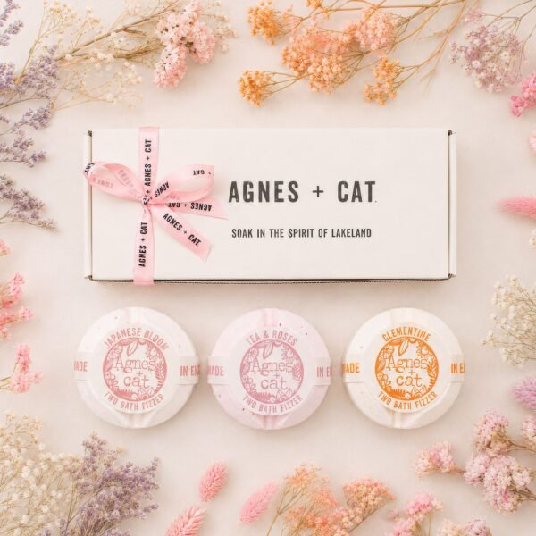 bG9jYWw6Ly9tZWRpYS9ITS9FRC82MFIzMEMxSjZHUzNFREhNLzNhYjA1ZDdkLmpwZw.jpg Conjunto de regalo de bombas de baño floral y cítricas de Agnes + Cat