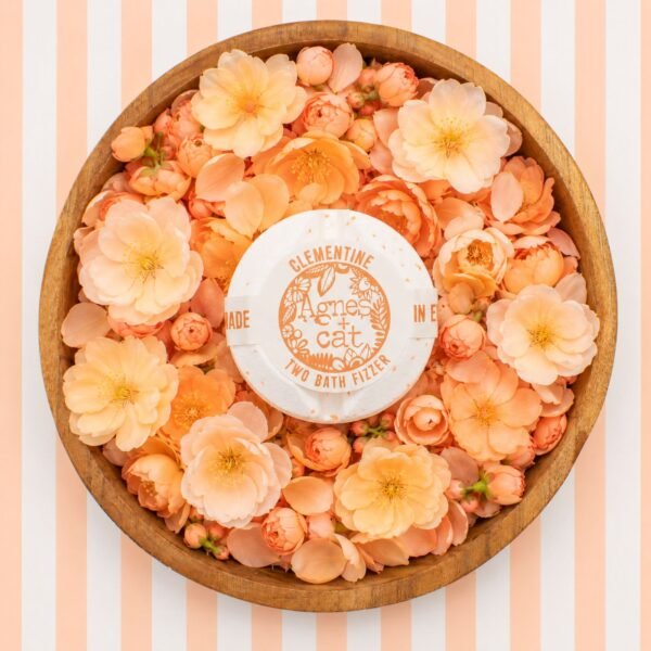 bG9jYWw6Ly9tZWRpYS9IUi9FRC82MFIzMEMxSjZHUzNFREhSL2EwMmQ5NzU1LmpwZw.jpg Conjunto de regalo de bombas de baño floral y cítricas de Agnes + Cat
