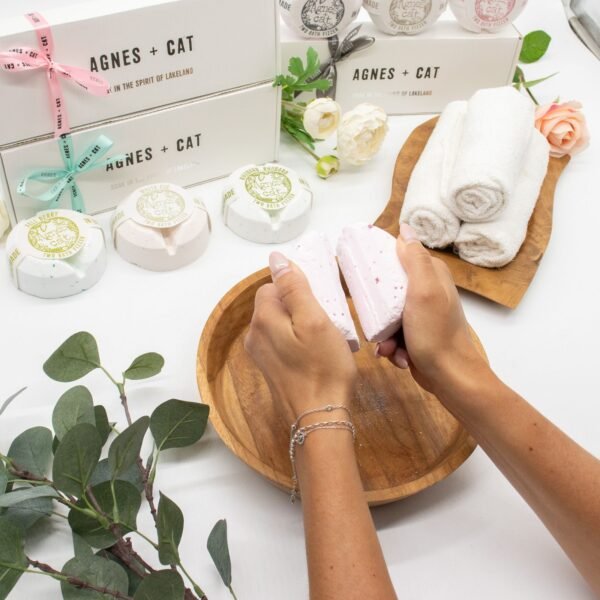 bG9jYWw6Ly9tZWRpYS9TRy9FRC82MFIzMEMxSjZHUzNFRFNHLzkxMGY1Njk4LmpwZw.jpg Conjunto de regalo de bombas de baño floral y cítricas de Agnes + Cat