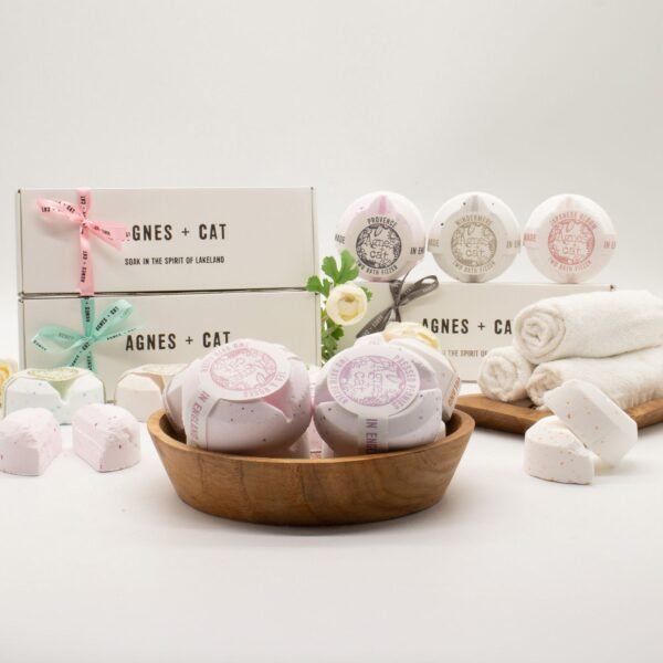 bG9jYWw6Ly9tZWRpYS9TSC9FRC82MFIzMEMxSjZHUzNFRFNILzczMzNlY2E2LmpwZw.jpg Conjunto de regalo de bombas de baño floral y cítricas de Agnes + Cat
